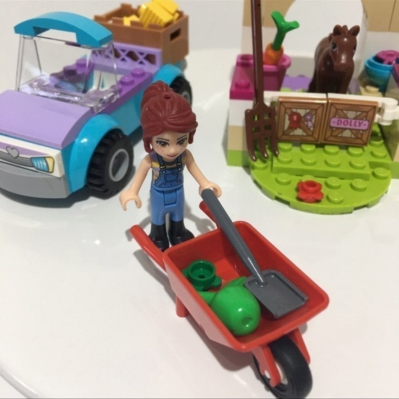 Lego Junior Friends 10746 Mias Farm Suitcase Set Horse Stable Lamb Animal Build - Picture 2 of 7